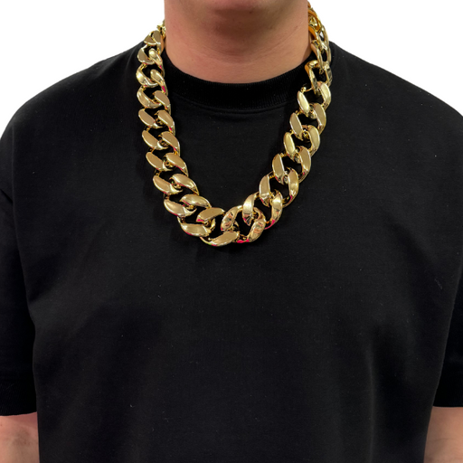 Gouden schakelketting van 70cm over een zwart T-shirt, trendy en opvallend accessoire voor elke gelegenheid.