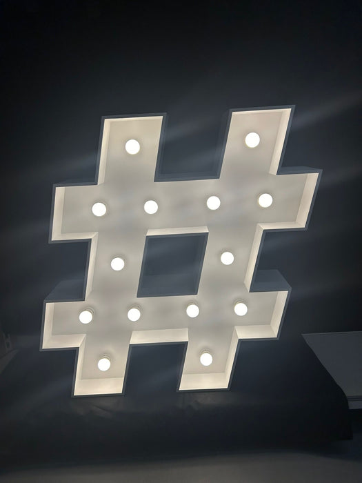 Verlichte lichtletters hashtag met heldere lampen, perfect voor feesten en evenementen.