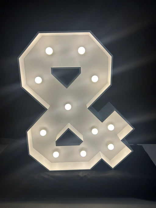 Verlichte lichtletter ampersand met LED-bulbs voor evenementenverhuur en decoratie.